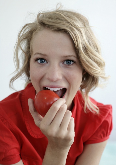 woman-eat-tomato.jpg